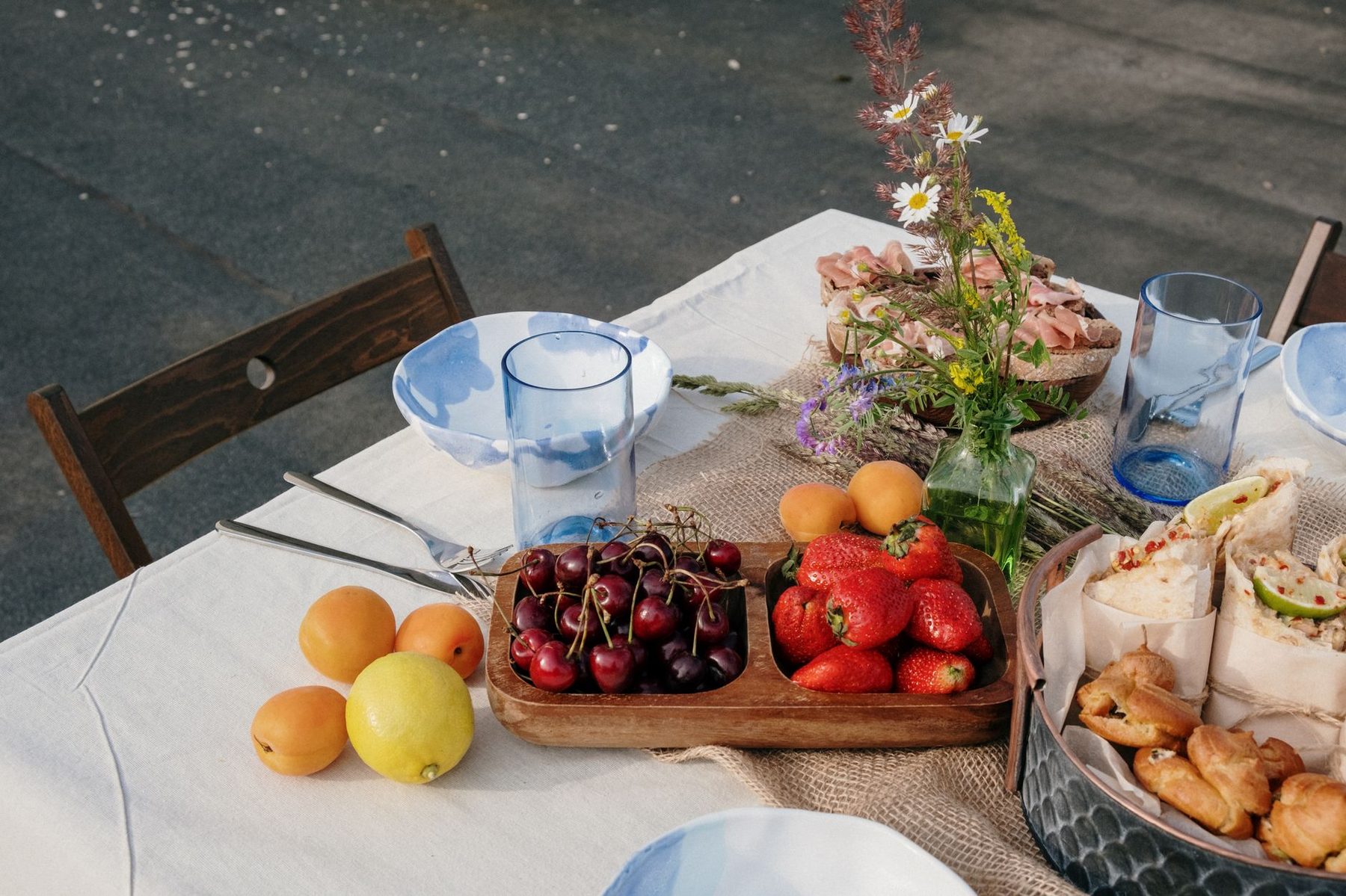 Cerises et abricots sur la table d'été