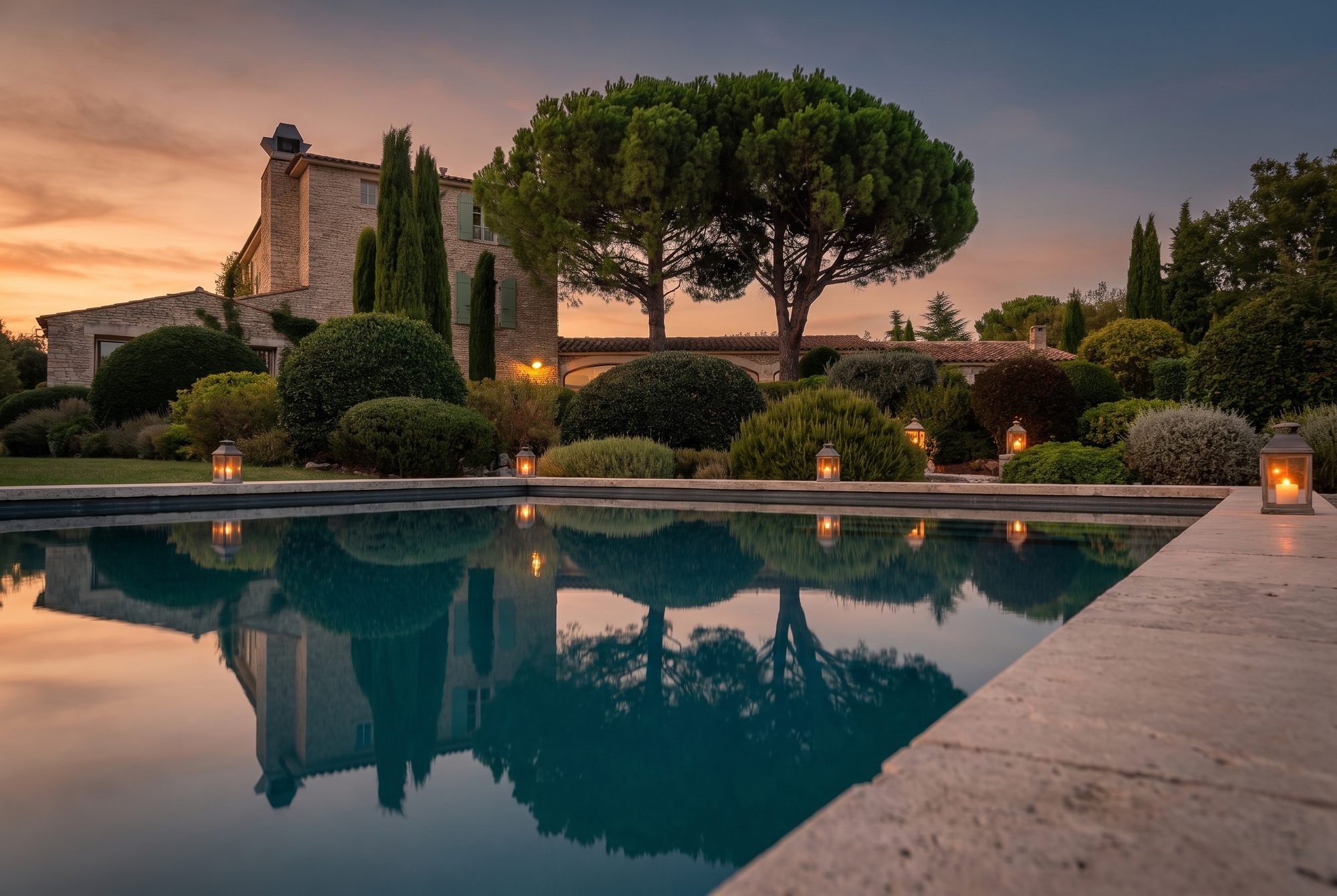 La piscine devant la maison en pierre, au soleil du soir