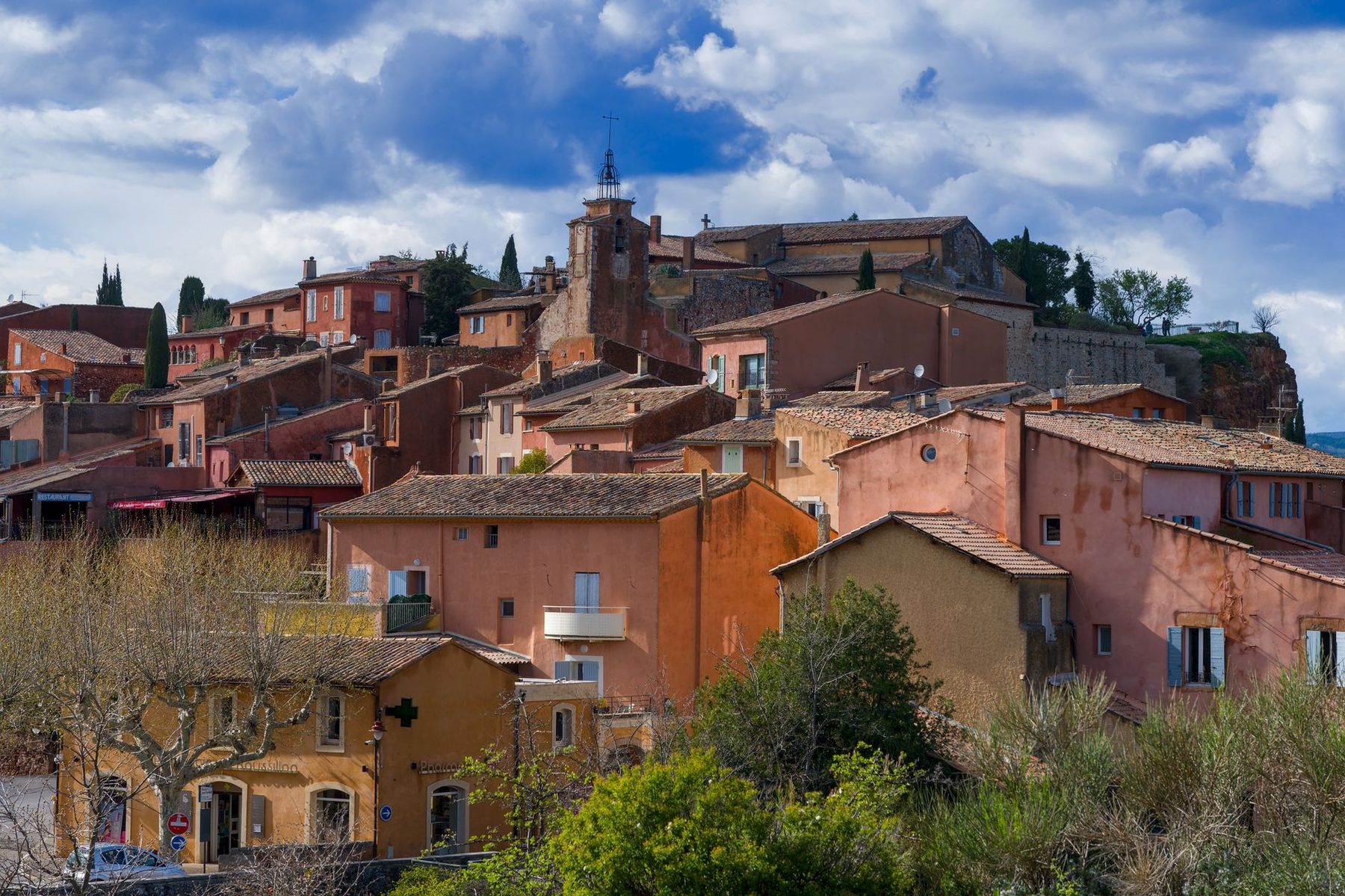 Les façades ocre du village de Roussillon